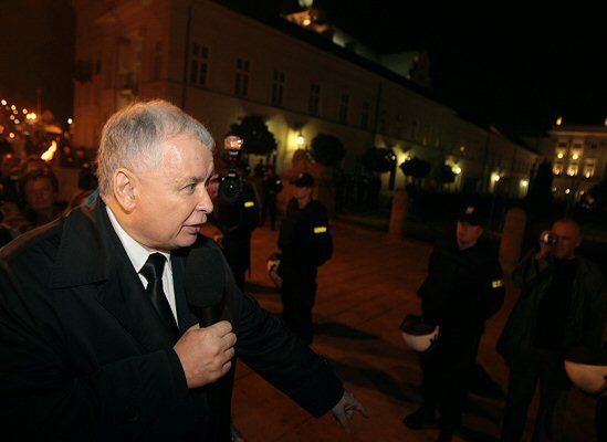 Jarosław Kaczyński zapali znicz przed Pałacem