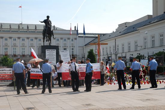 Większość Polaków negatywnie ocenia obrońców krzyża