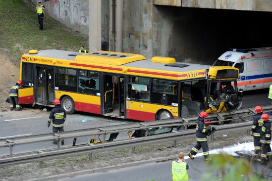 Groźny wypadek w Warszawie - autobus zjechał ze skarpy