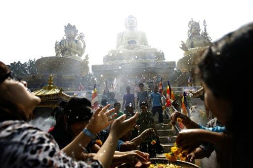 Dziesiątki tysięcy wiernych świętują urodziny Buddy
