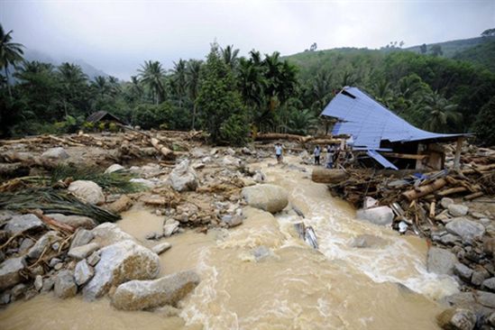 Powodzie i lawiny błotne w Tajlandii - 35 osób nie żyje