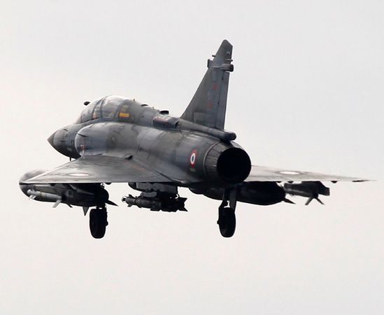 Francuskie myśliwce niszczą siły bojowe Kadafiego
