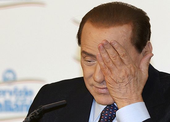 Berlusconi tłumaczy się z pocałowania Kadafiego w rękę