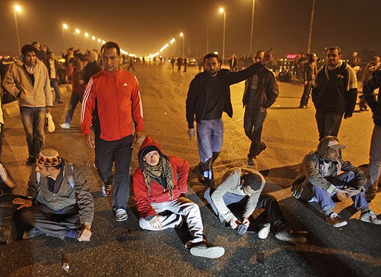 Policja rozpędza siłą protestujących przeciw Mubarakowi
