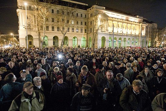 Tysiące Węgrów na ulicach - skrzyknęli się na Facebooku