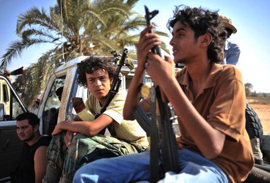Cywile uciekają z rodzinnego miasta Kadafiego