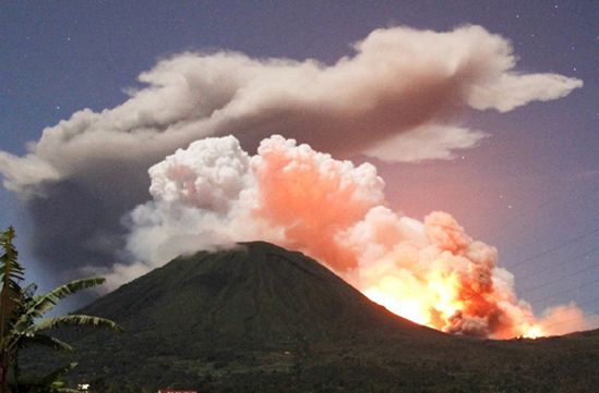 Obudził się kolejny wulkan - słup dymu ma 3,5 km