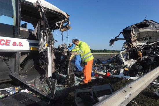 Wypadek polskiej ciężarówki; 2 osoby zginęły, 51 rannych
