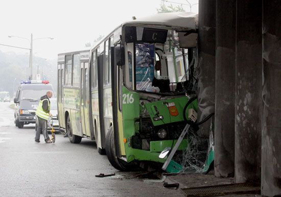Wypadek autobusu w Kielcach; kierowca uwięziony w środku