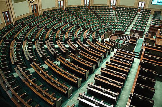 Pocztówki, puzzle i zakładki - gadżety dla gości Sejmu