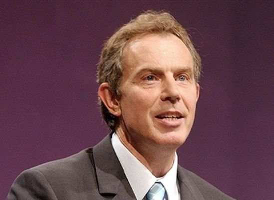 "Ekspremier zbrodniarzem!"; Blair zeznaje w Londynie
