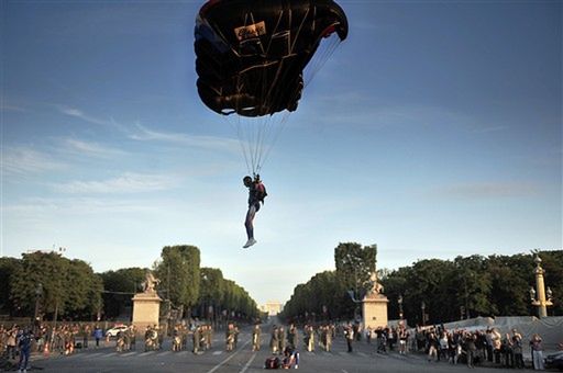 Spadochroniarze wylądowali w centrum Paryża