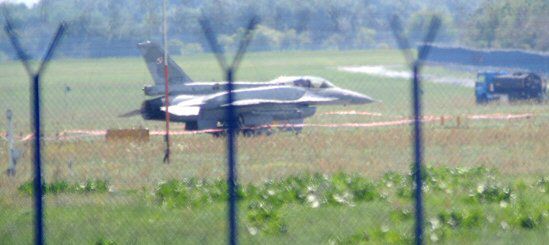 Awaryjne lądowanie F-16 na Okęciu