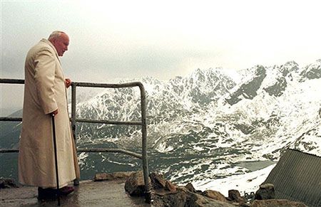Kard. Dziwisz: Jan Paweł II pił wino z drwalem w górach