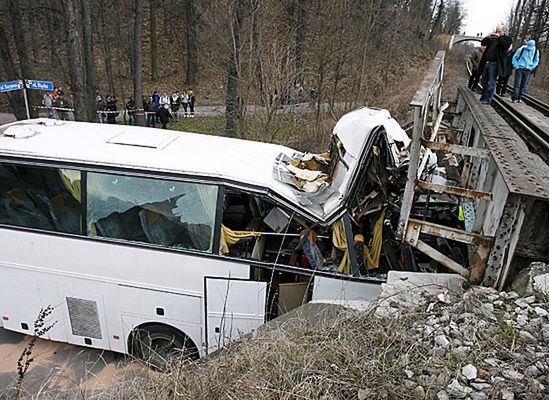 Autokar z dziećmi nie zmieścił się pod wiaduktem