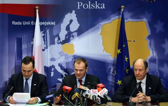 Tusk: 330 mln euro dla Polski w antykryzysowym planie UE