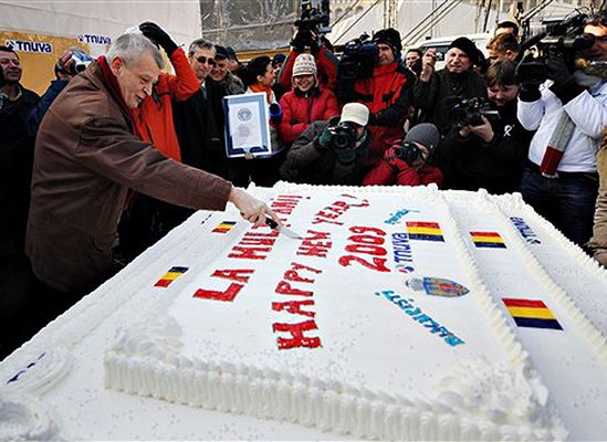 Rekord Guinnessa: upiekli 281-kilogramowy tort