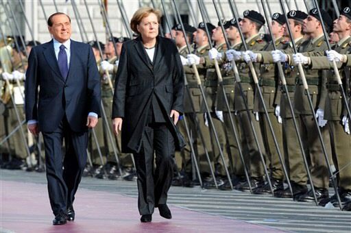Berlusconi wyskoczył zza latarni i przestraszył Merkel