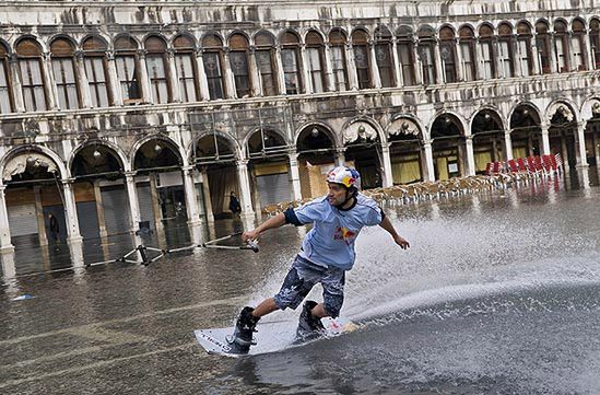 Objechał na nartach wodnych zalany plac w Wenecji