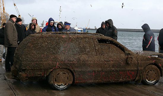 Z Bałtyku wyciągnięto auto ze zwłokami mężczyzny