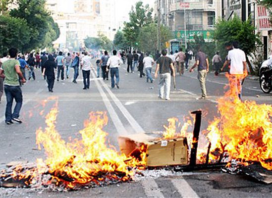 Starcia policji z demonstrantami w Teheranie