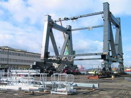 Gdyńska portowa spółka montuje gigantyczne suwnice