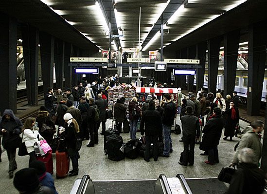 Chaos na kolei i perony widma - Polacy mają dość