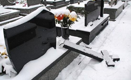 Powywracane krzyże i rozbite nagrobki na cmentarzu