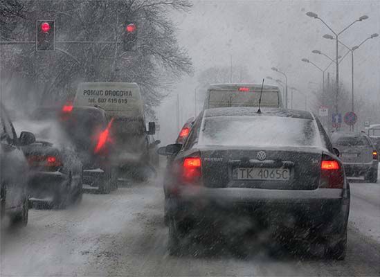 Opady śniegu w całej Polsce; trudne warunki na drogach