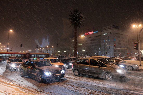 Śnieg sparaliżował Polskę, auto lepiej zostawić w garażu