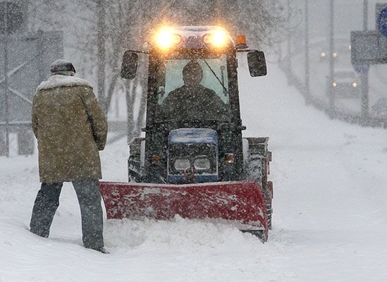 Kilkadziesiąt tysięcy Polaków bez prądu, zamknięte szkoły