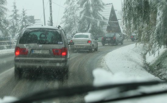 Na Śląsku i w Małopolsce sypie, drogi są nieprzejezdne