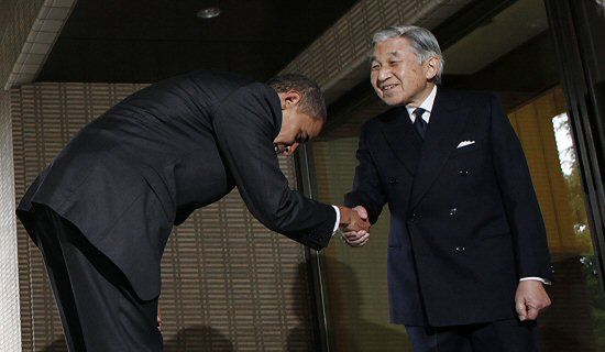 Obama upokarzał się przed japońskim cesarzem?