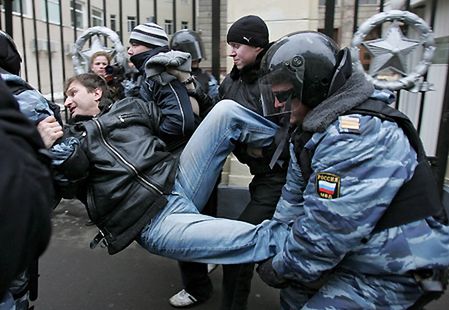 Milicja brutalnie rozpędziła pochód przeciwników Putina