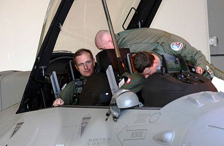 Minister obrony uczestniczył w walce polskich F-16
