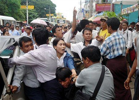 W Birmie zniesiono godzinę policyjną i zakaz zgromadzeń