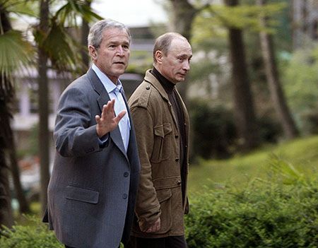 Bush na kolacji u Putina, a w tle kozacki chór