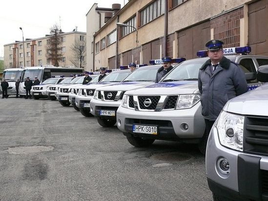 Nissany, ople i mitsubishi w służbie podkarpackiej Policji