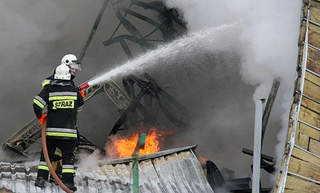Pożar hali składu budowlanego w Skawinie