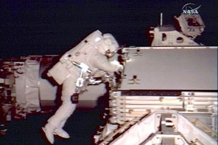Astronauci z Atlantisa wyszli na kosmiczny spacer