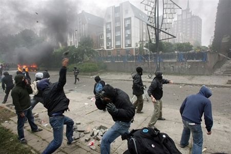 100 policjantów rannych w starciach z antyglobalistami