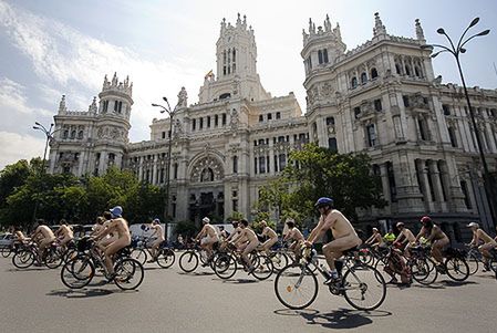 Kilkuset gołych rowerzystów w centrum Madrytu