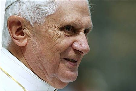 Benedykt XVI modli się w intencji ofiar katastrofy