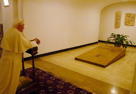 Benedykt XVI modlił się przy grobach swych poprzedników