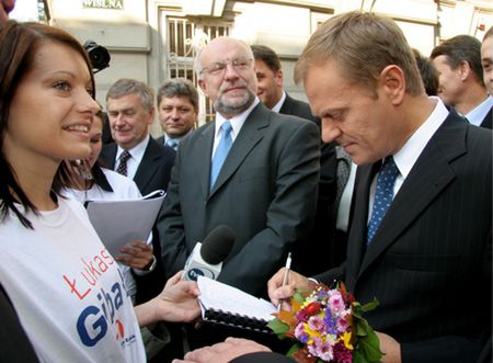 Tusk: to chore, żeby prezydent decydował, których agentów ujawnić
