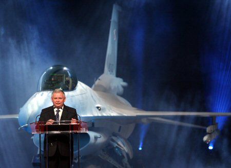 Premier Kaczyński na pokazie myśliwców F-16