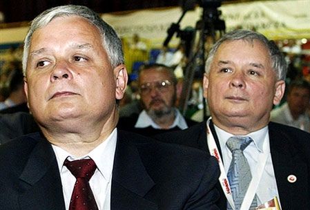 "Kommiersant": braciom Kaczyńskim udało się zrobić z kraju pośmiewisko