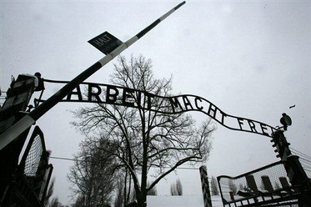 Złodzieje tablicy z Auschwitz na wolności