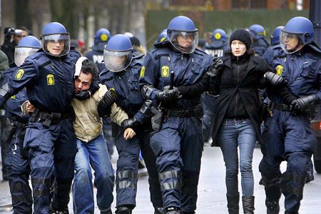 Dzicy lokatorzy walczyli z policją w Kopenhadze