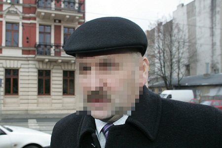 B. asystent Łyżwińskiego spędzi noc w areszcie